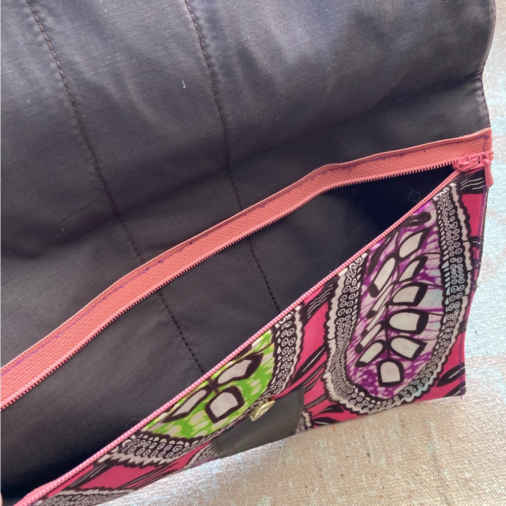 Simple Clutch - Picture 2 of 2